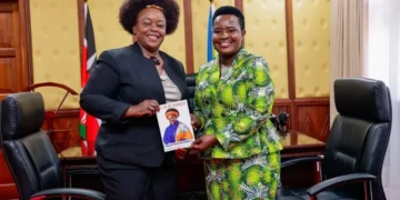 Senator Essy Okenyuri (r) held talks with MP Millie Mabona Odhiambo (l). Photo: Essy Okenyuri. Source: Facebook.