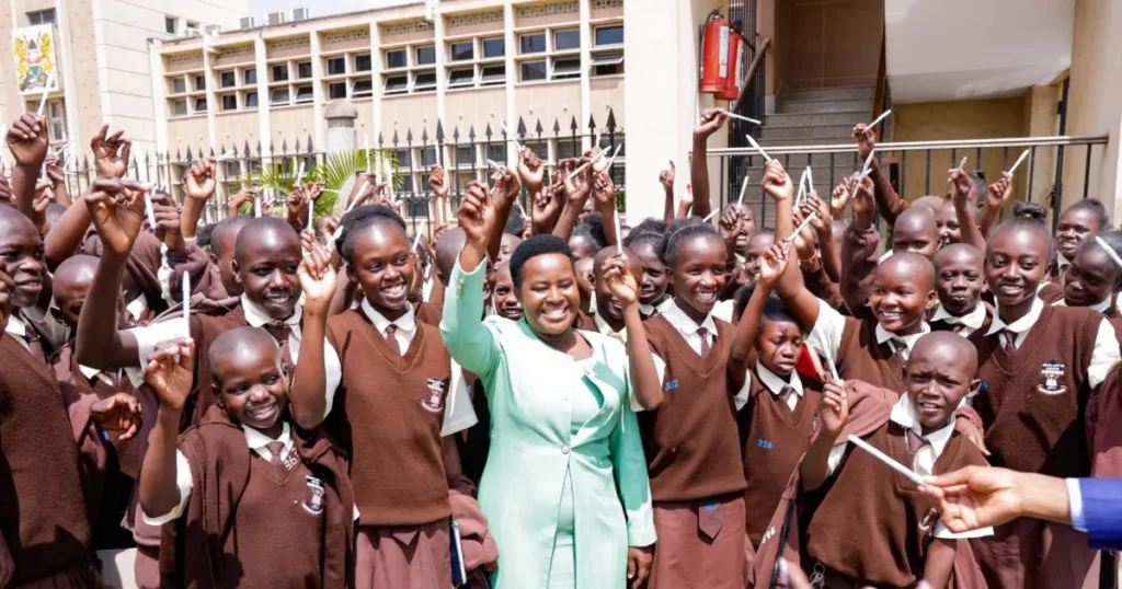 Senator Essy Okenyuri welcomed students and teachers of Uganda Martyrs Mirogi Boarding School from Homa Bay County to the Senate of Kenya on their educational tour. Photo: Senator Esther Okenyuri. Source: Facebook.